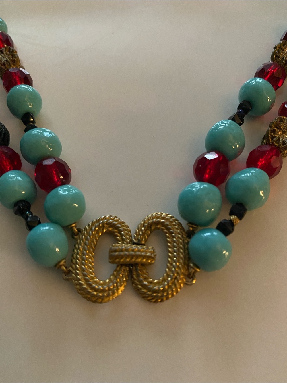 MARVELLA VINTAGE Turquoise & Red Beaded Necklace with Gold Interlock Clasp - Picture 9 of 12